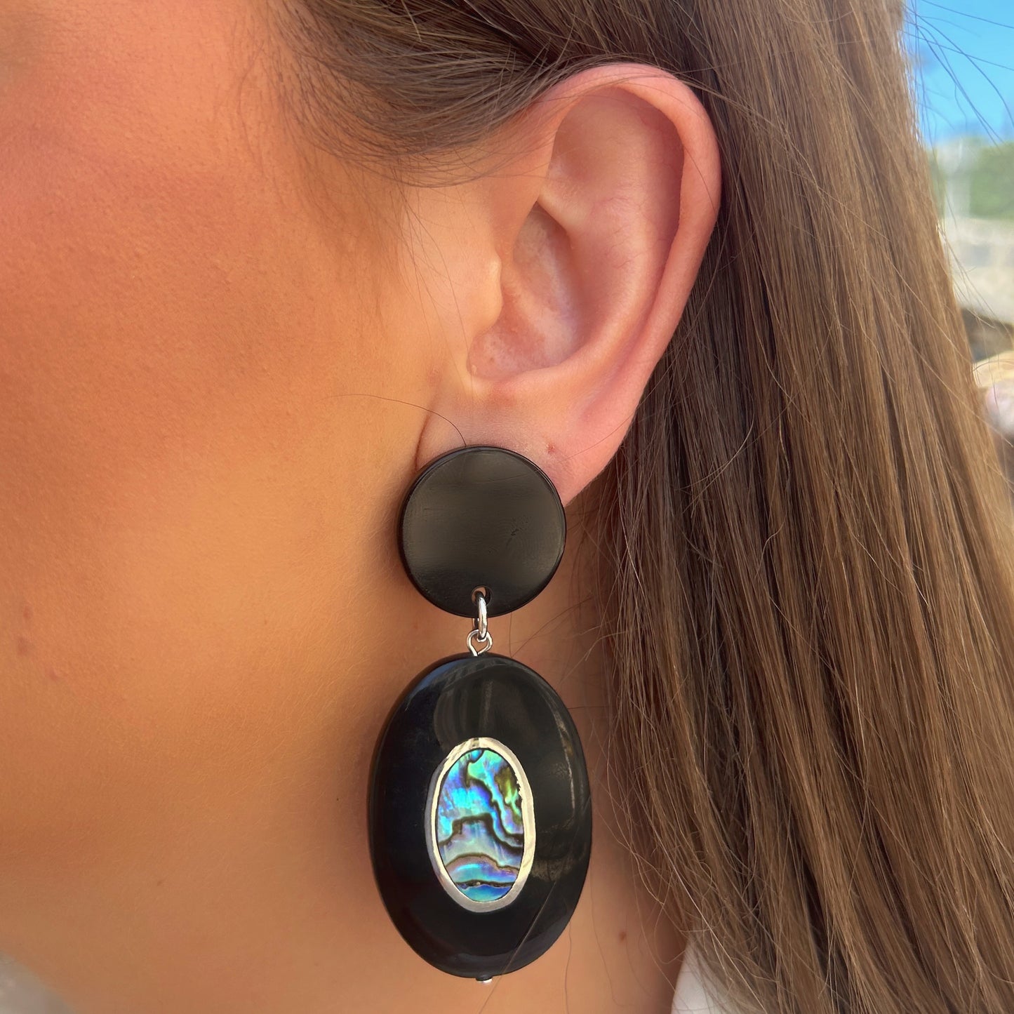 Boucles d'oreilles Tara Noir Nacre Francine Bramli en résine noire avec cabochon en nacre d'ormeau