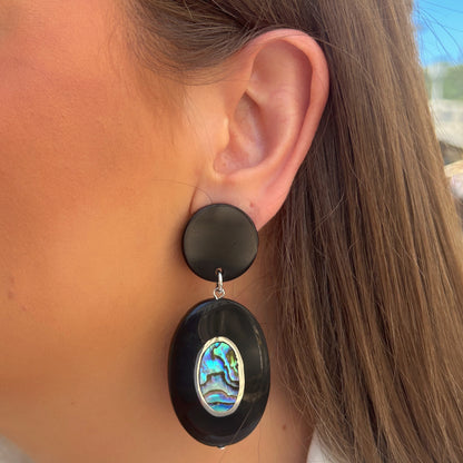 Boucles d'oreilles Tara Noir Nacre Francine Bramli en résine noire avec cabochon en nacre d'ormeau