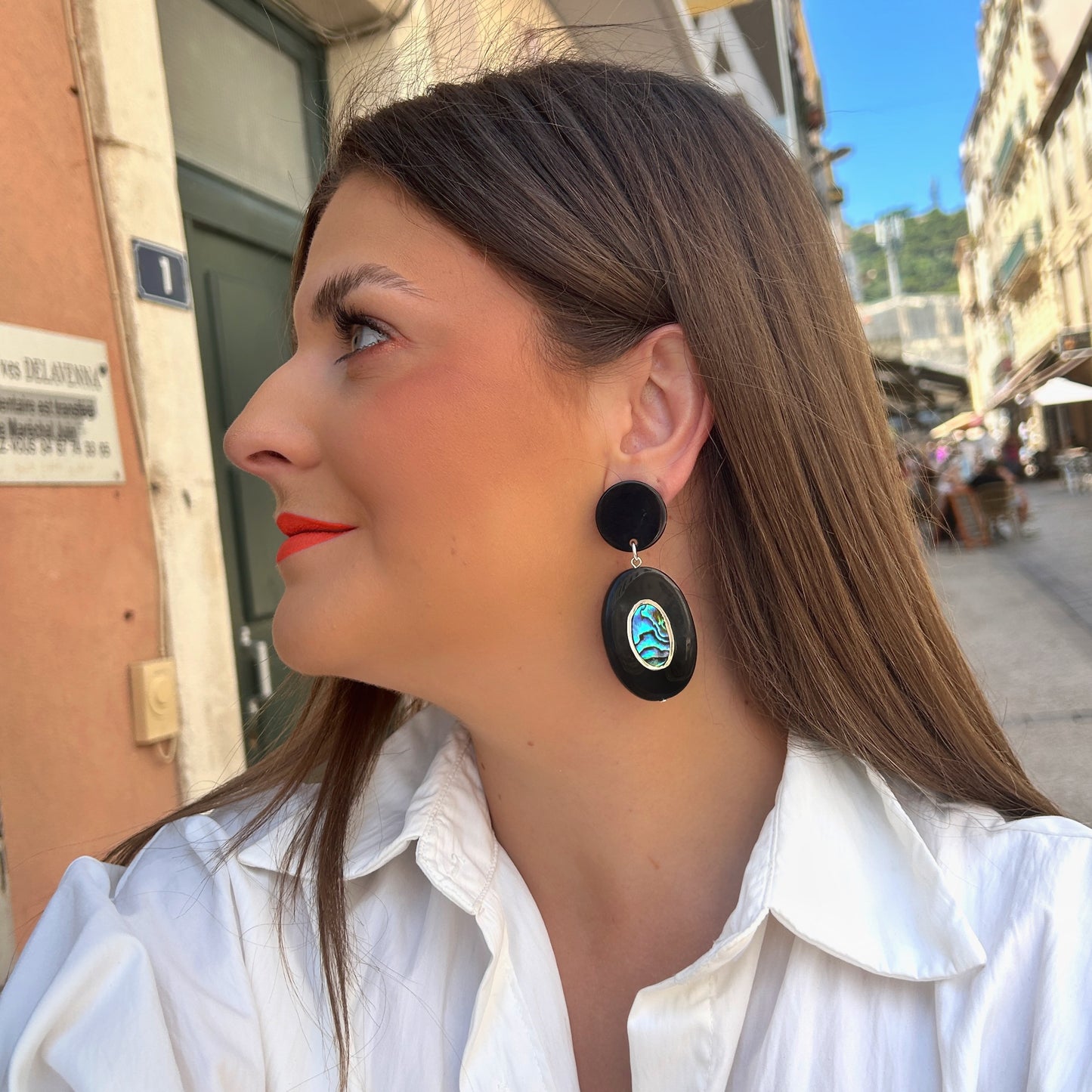 Boucles d'oreilles Tara Noir Nacre Francine Bramli en résine noire avec cabochon en nacre d'ormeau