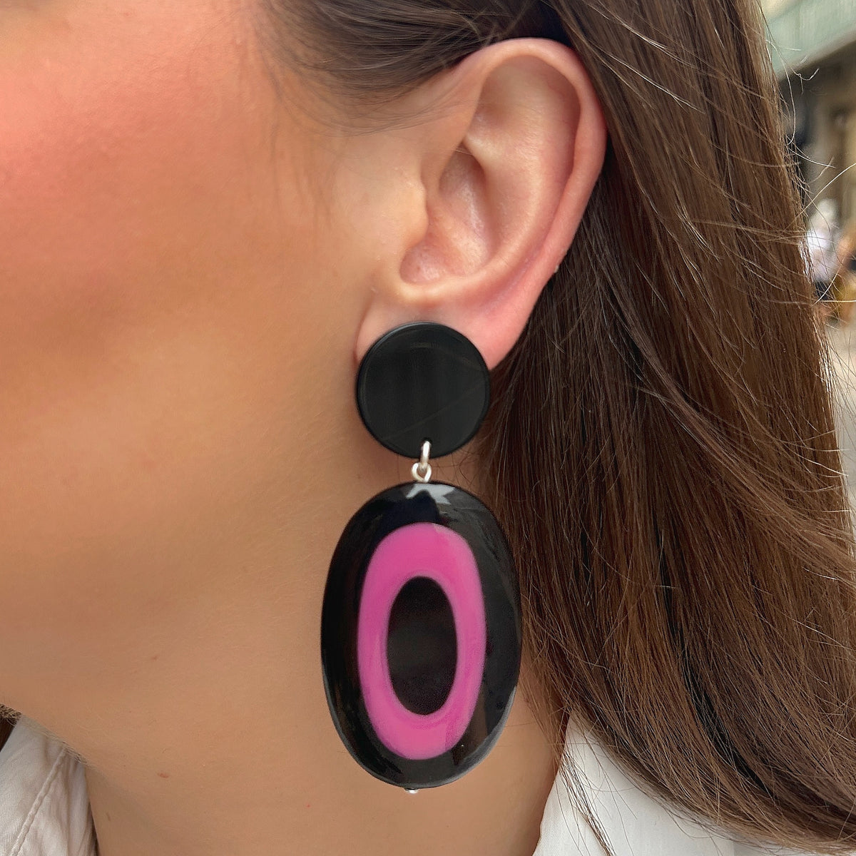 Boucles d’oreilles Tara Violet Noir Francine Bramli Paris avec pendentif ovale noir et violet