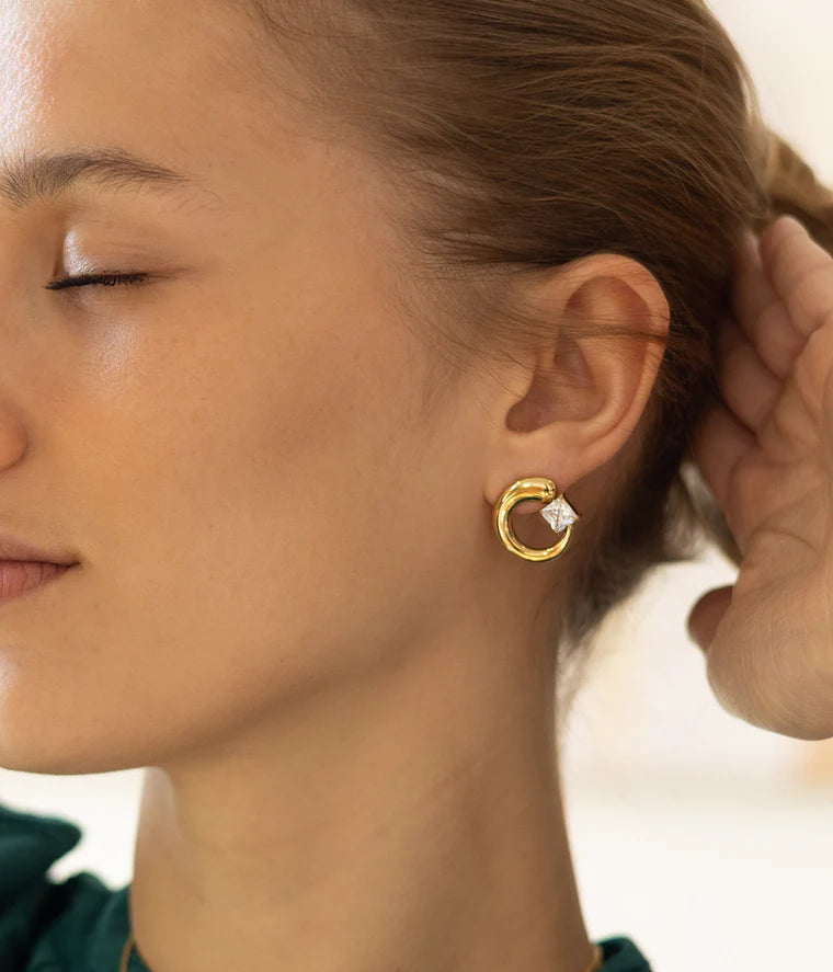 Boucles d’oreilles Thadée ZAG en acier inoxydable doré avec zirconium carré