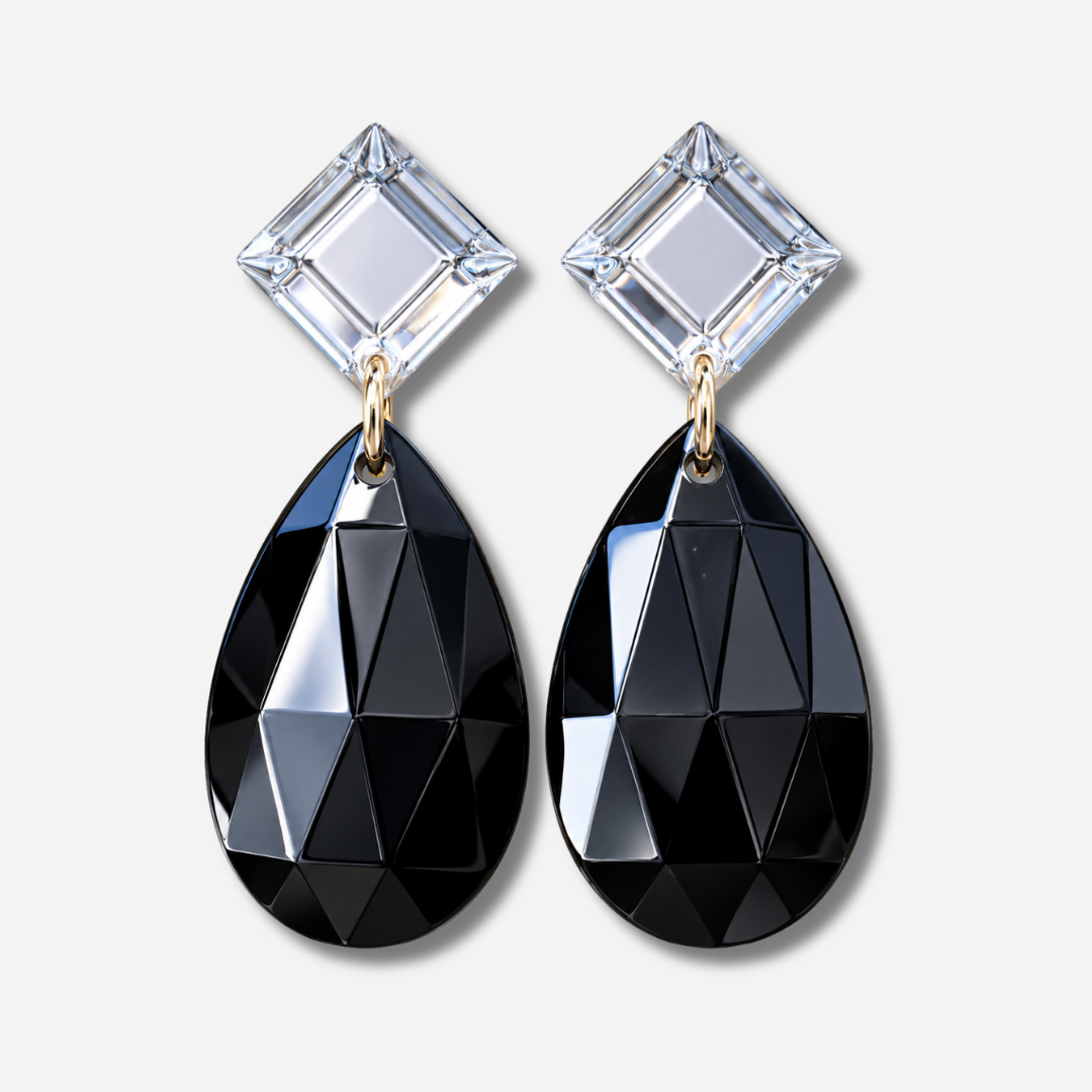 Boucles d’oreilles Théona Noir à clips Francine Bramli Paris, cabochons carrés transparents et grandes gouttes noires facettées.