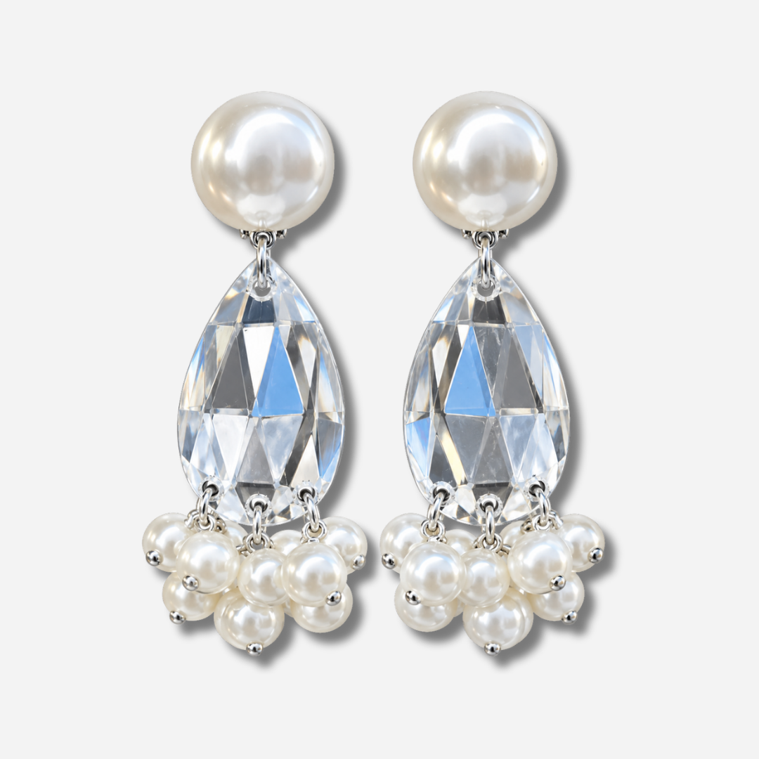 Boucles d’oreilles Théona Perles à clips Francine Bramli Paris, cabochons nacrés, gouttes transparentes facettées et pampilles de perles blanches.