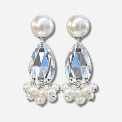 Boucles d’oreilles Théona Perles à clips Francine Bramli Paris, cabochons nacrés, gouttes transparentes facettées et pampilles de perles blanches.