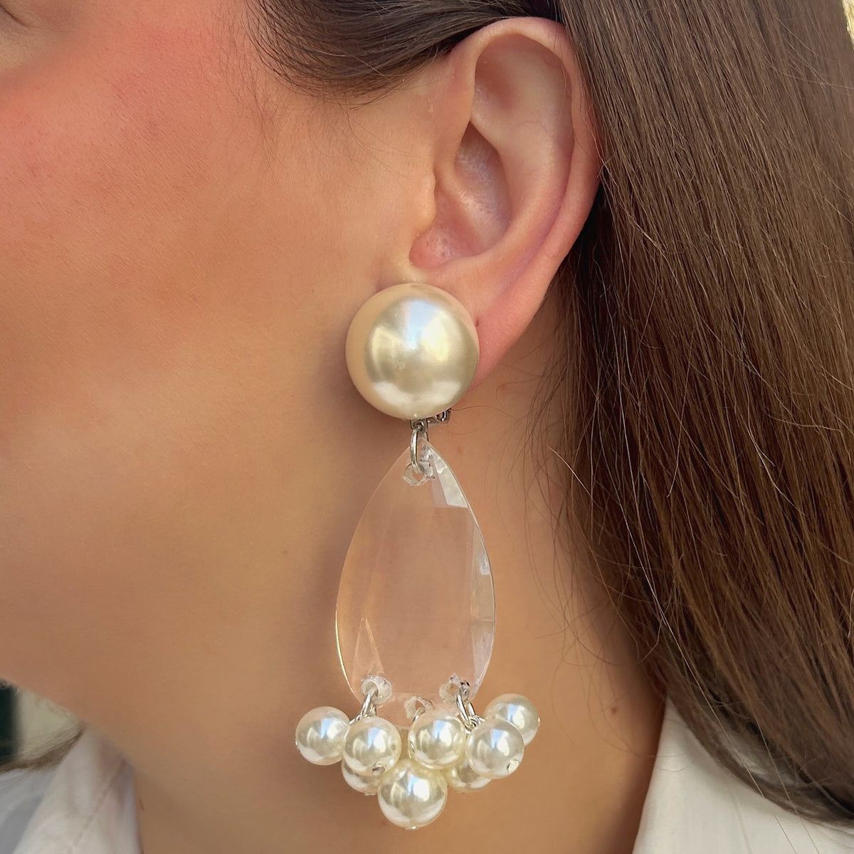 Boucles d’oreilles Théona Perles à clips Francine Bramli Paris, cabochons nacrés, gouttes transparentes facettées et pampilles de perles blanches.