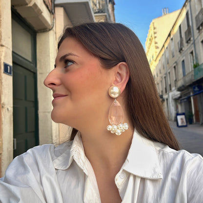 Boucles d’oreilles Théona Perles à clips Francine Bramli Paris, cabochons nacrés, gouttes transparentes facettées et pampilles de perles blanches.