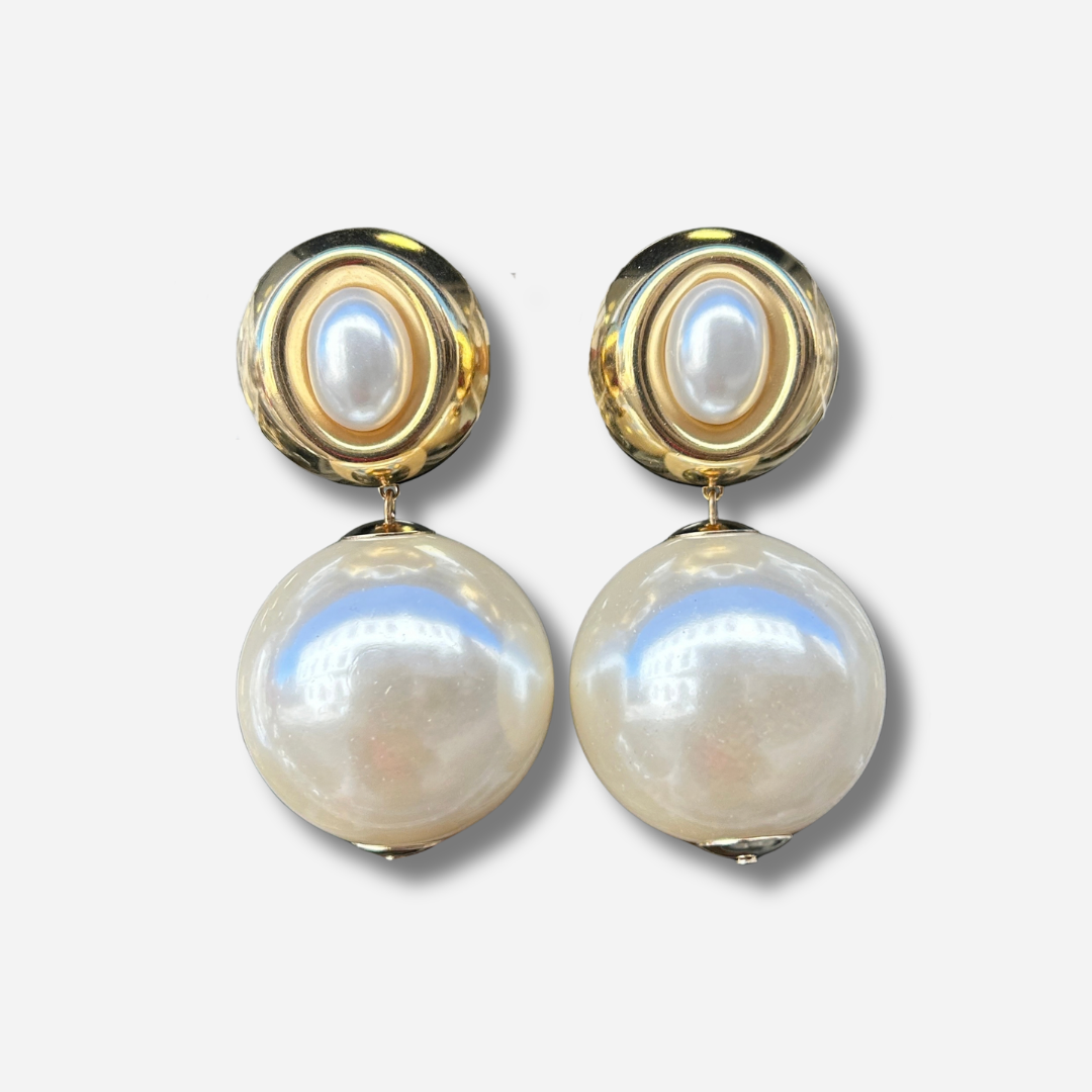 Boucles d'oreilles à clips Théonie Gold XL Francine Bramli Paris, clips ronds dorés avec perles ovales nacrées et grandes perles sphériques ivoire suspendues – Divinity Sète.