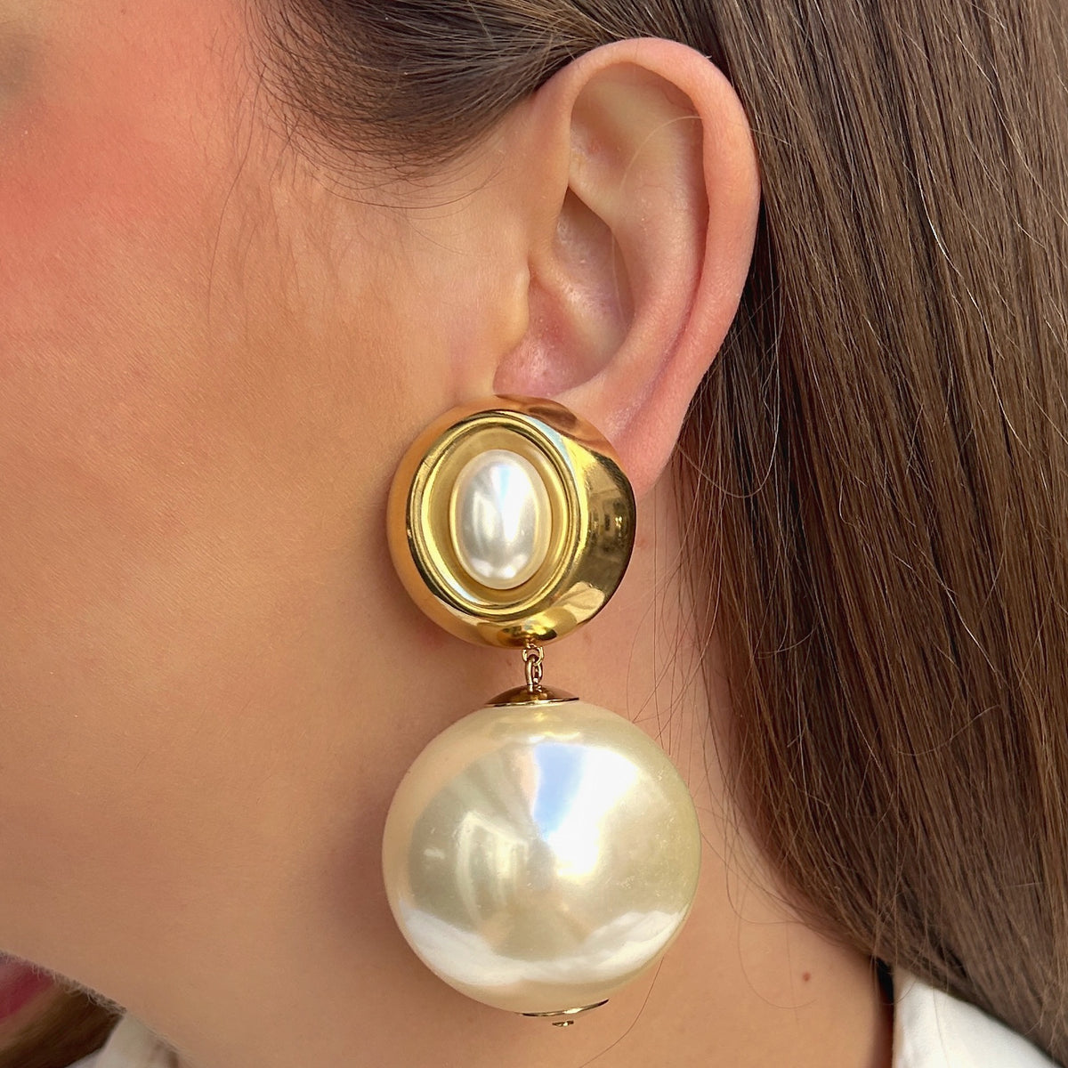 Boucles d'oreilles à clips Théonie Gold XL Francine Bramli Paris, clips ronds dorés avec perles ovales nacrées et grandes perles sphériques ivoire suspendues – Divinity Sète.