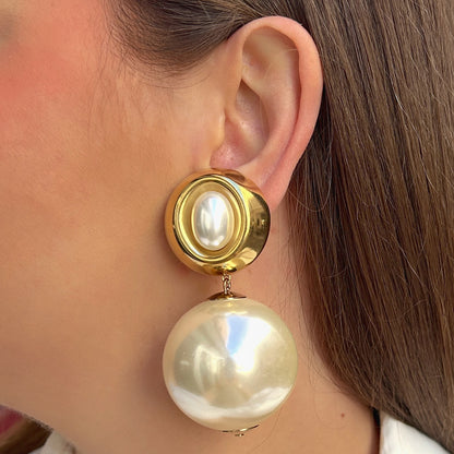 Boucles d'oreilles à clips Théonie Gold XL Francine Bramli Paris, clips ronds dorés avec perles ovales nacrées et grandes perles sphériques ivoire suspendues – Divinity Sète.
