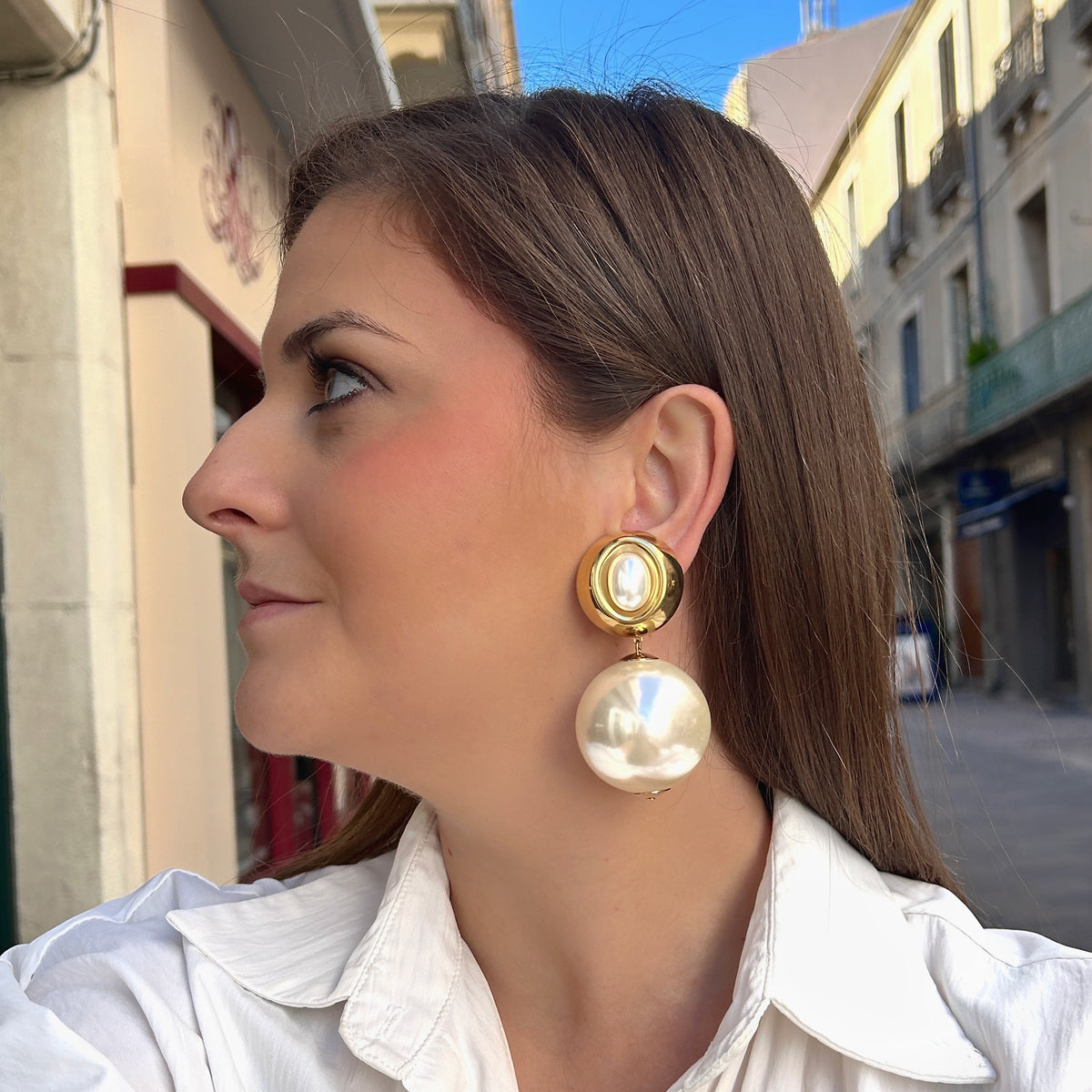 Boucles d'oreilles à clips Théonie Gold XL Francine Bramli Paris, clips ronds dorés avec perles ovales nacrées et grandes perles sphériques ivoire suspendues – Divinity Sète.