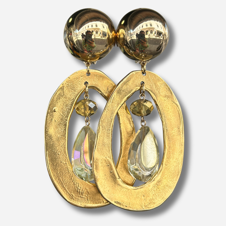 Boucles d'oreilles Tillo Gold Francine Bramli dorées avec goutte en cristal facetté portées