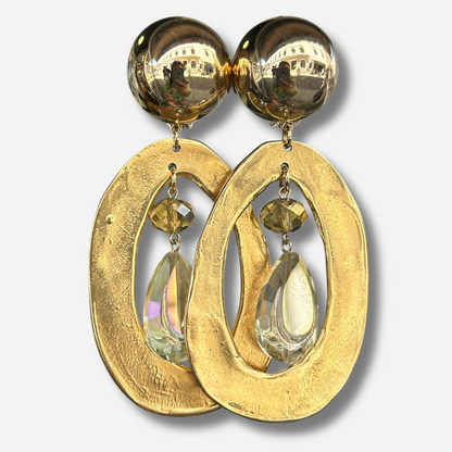 Boucles d'oreilles Tillo Gold Francine Bramli dorées avec goutte en cristal facetté portées