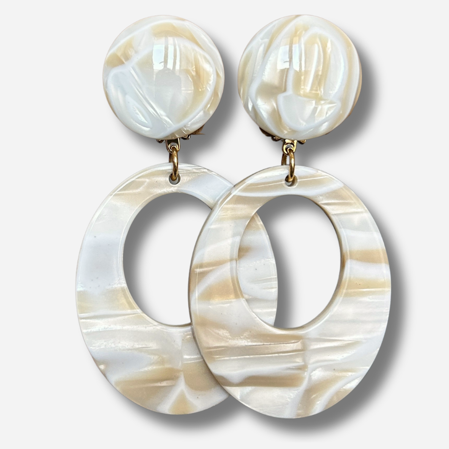 Boucles d’oreilles Tilo Alba ovales blanc nacré Francine Bramli Paris
