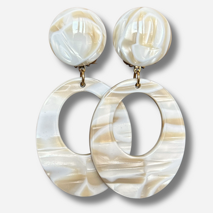 Boucles d’oreilles Tilo Alba ovales blanc nacré Francine Bramli Paris
