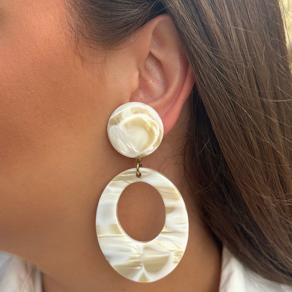 Boucles d’oreilles Tilo Alba ovales blanc nacré Francine Bramli Paris
