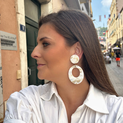 Boucles d’oreilles Tilo Alba ovales blanc nacré Francine Bramli Paris
