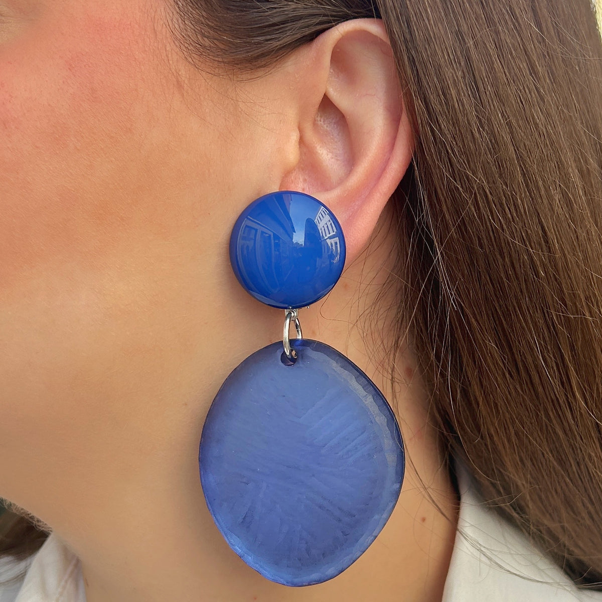 Boucles d’oreilles Tortuga Bleu à clips Francine Bramli Paris, cabochons ronds bleu électrique brillant et grands pendentifs circulaires bleu lavande texturés, reliés par des anneaux argentés.