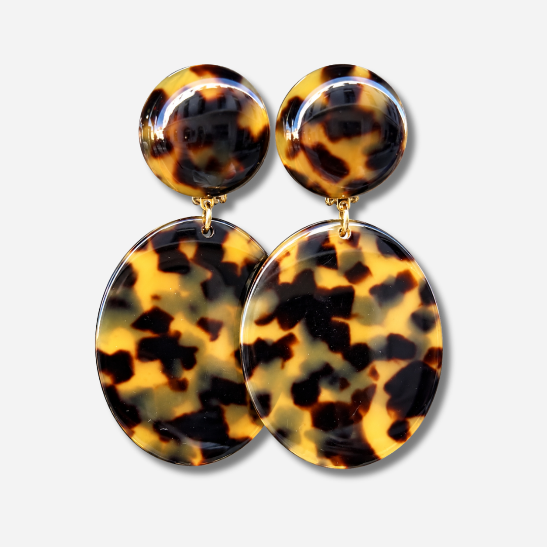 Boucles d’oreilles Tortuga Écaille de Tokyo à clips Francine Bramli Paris, cabochons ronds bombés et grands pendentifs ovales aux motifs écaille brun, noir et ambre.