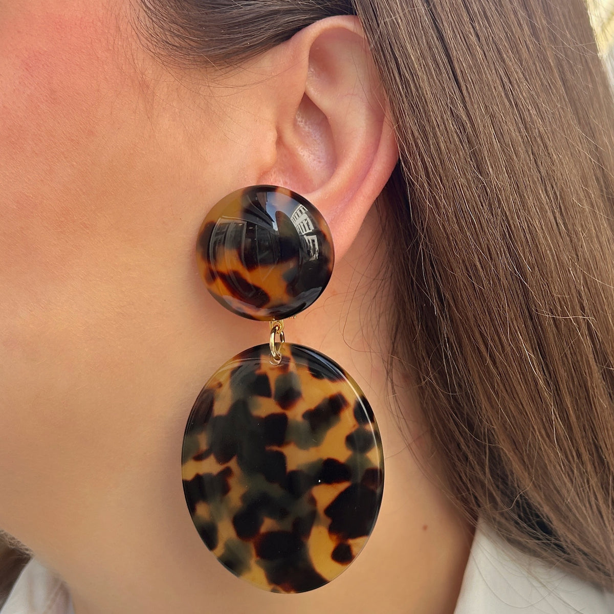 Boucles d’oreilles Tortuga Écaille de Tokyo à clips Francine Bramli Paris, cabochons ronds bombés et grands pendentifs ovales aux motifs écaille brun, noir et ambre.