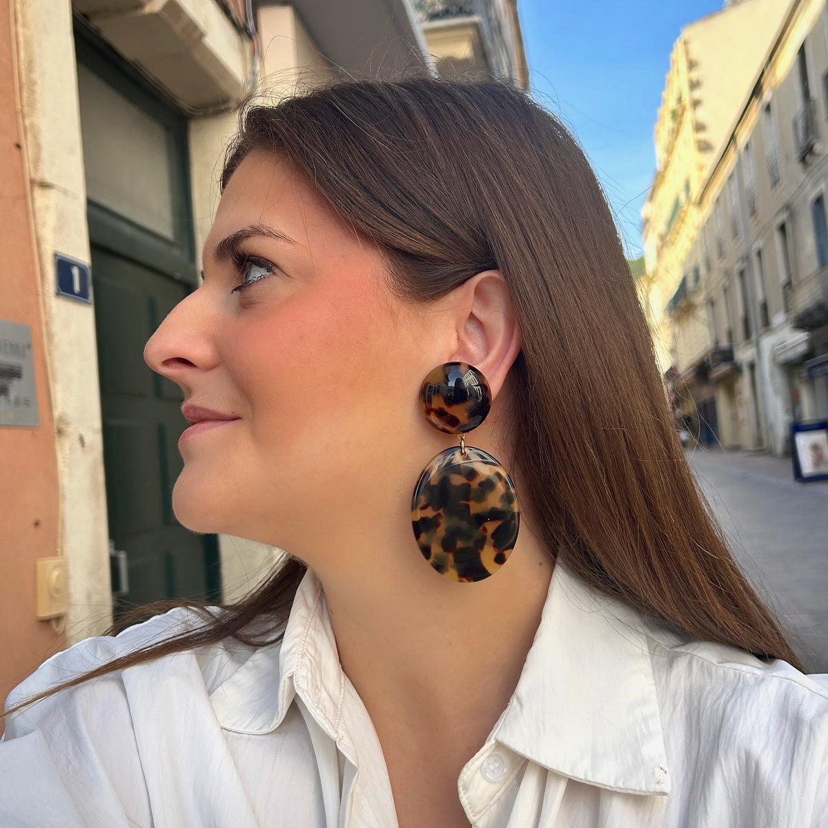 Boucles d’oreilles Tortuga Écaille de Tokyo à clips Francine Bramli Paris, cabochons ronds bombés et grands pendentifs ovales aux motifs écaille brun, noir et ambre.