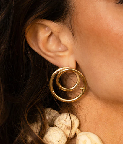 Boucles d’oreilles Toula ZAG en acier inoxydable doré avec anneaux graphiques