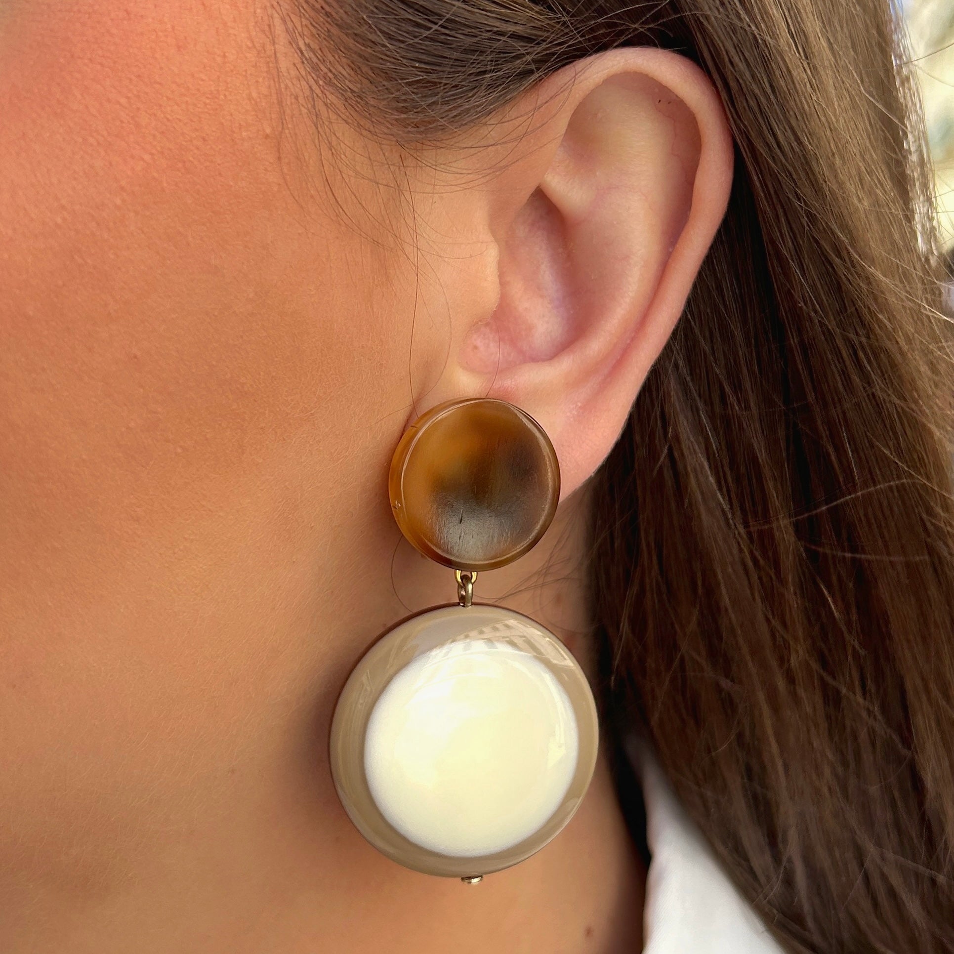 Boucles d'oreilles Tranoi Kaki Francine Bramli Paris kaki jaune et caramel
