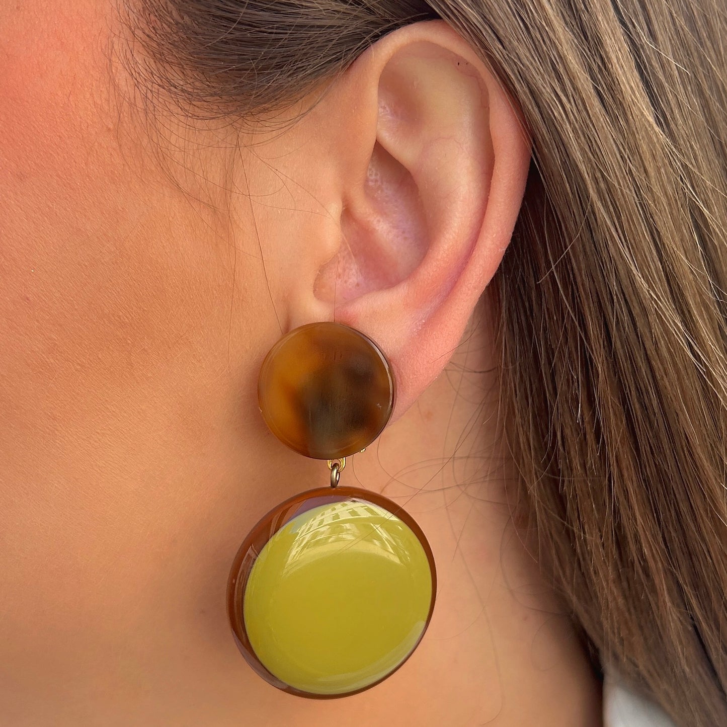 Boucles d'oreilles Tranoi Kaki Francine Bramli Paris kaki jaune et caramel
