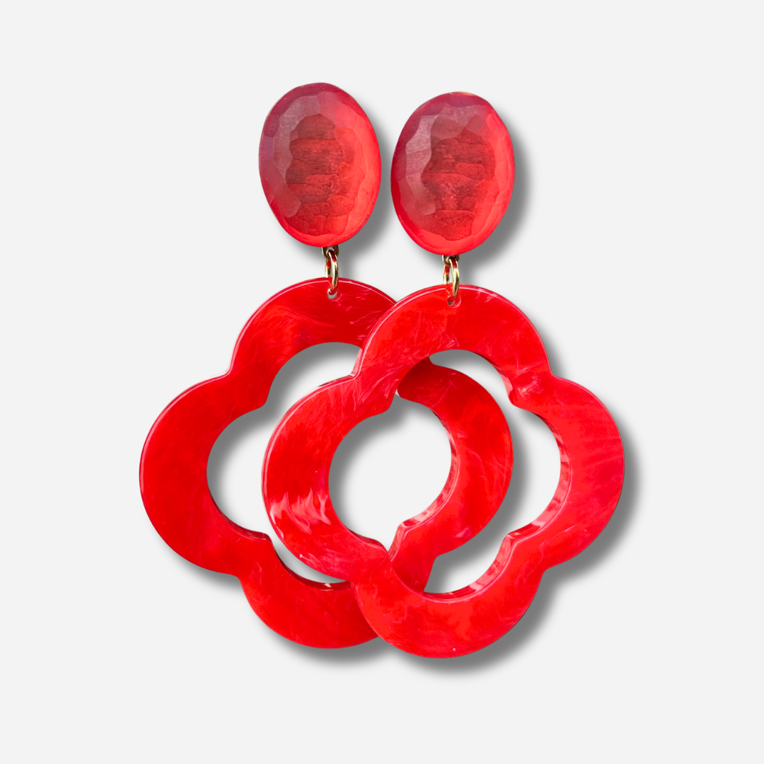 Boucles d'oreilles à clips Trèfle Rouge Francine Bramli Paris en résine rouge brillante, pendentif trèfle à quatre feuilles ajouré et bouton ovale facetté – Divinity Sète