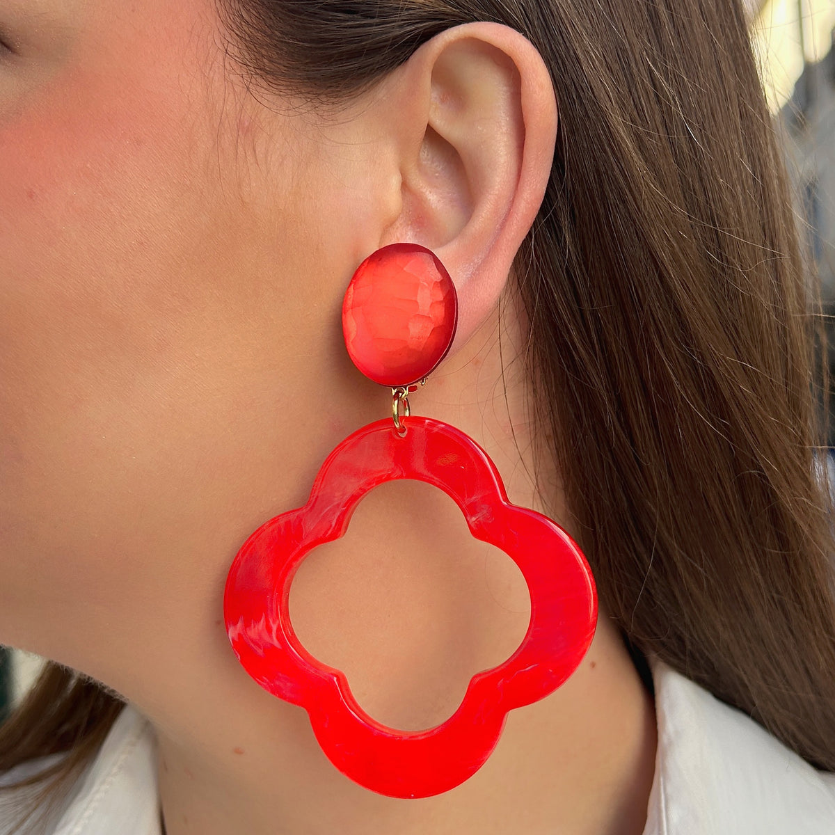 Boucles d'oreilles à clips Trèfle Rouge Francine Bramli Paris en résine rouge brillante, pendentif trèfle à quatre feuilles ajouré et bouton ovale facetté – Divinity Sète