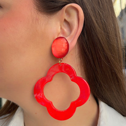 Boucles d'oreilles à clips Trèfle Rouge Francine Bramli Paris en résine rouge brillante, pendentif trèfle à quatre feuilles ajouré et bouton ovale facetté – Divinity Sète