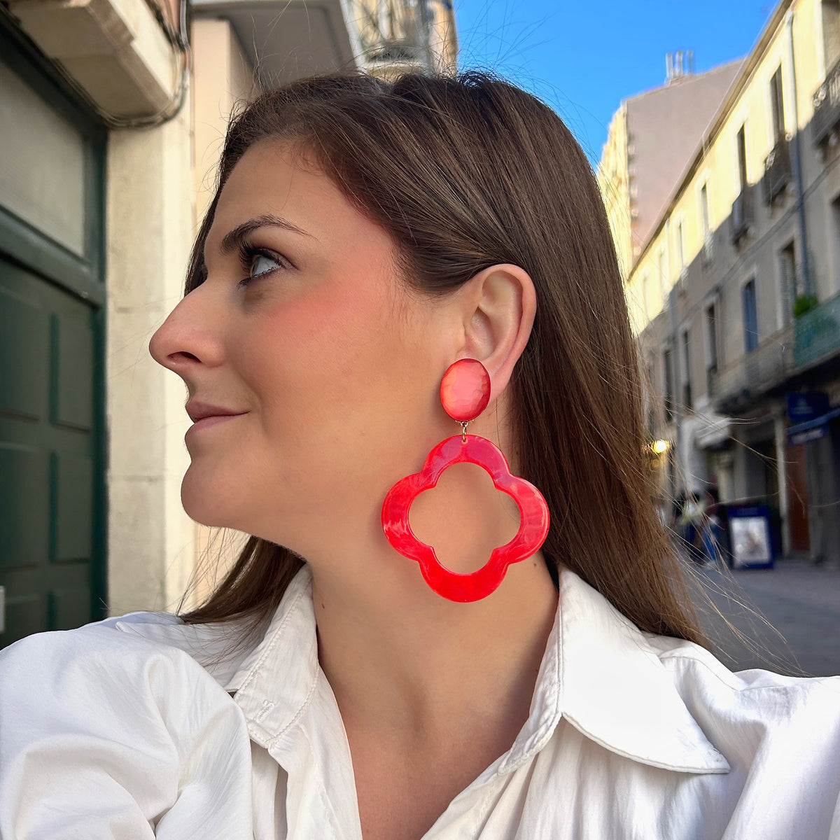Boucles d'oreilles à clips Trèfle Rouge Francine Bramli Paris en résine rouge brillante, pendentif trèfle à quatre feuilles ajouré et bouton ovale facetté – Divinity Sète