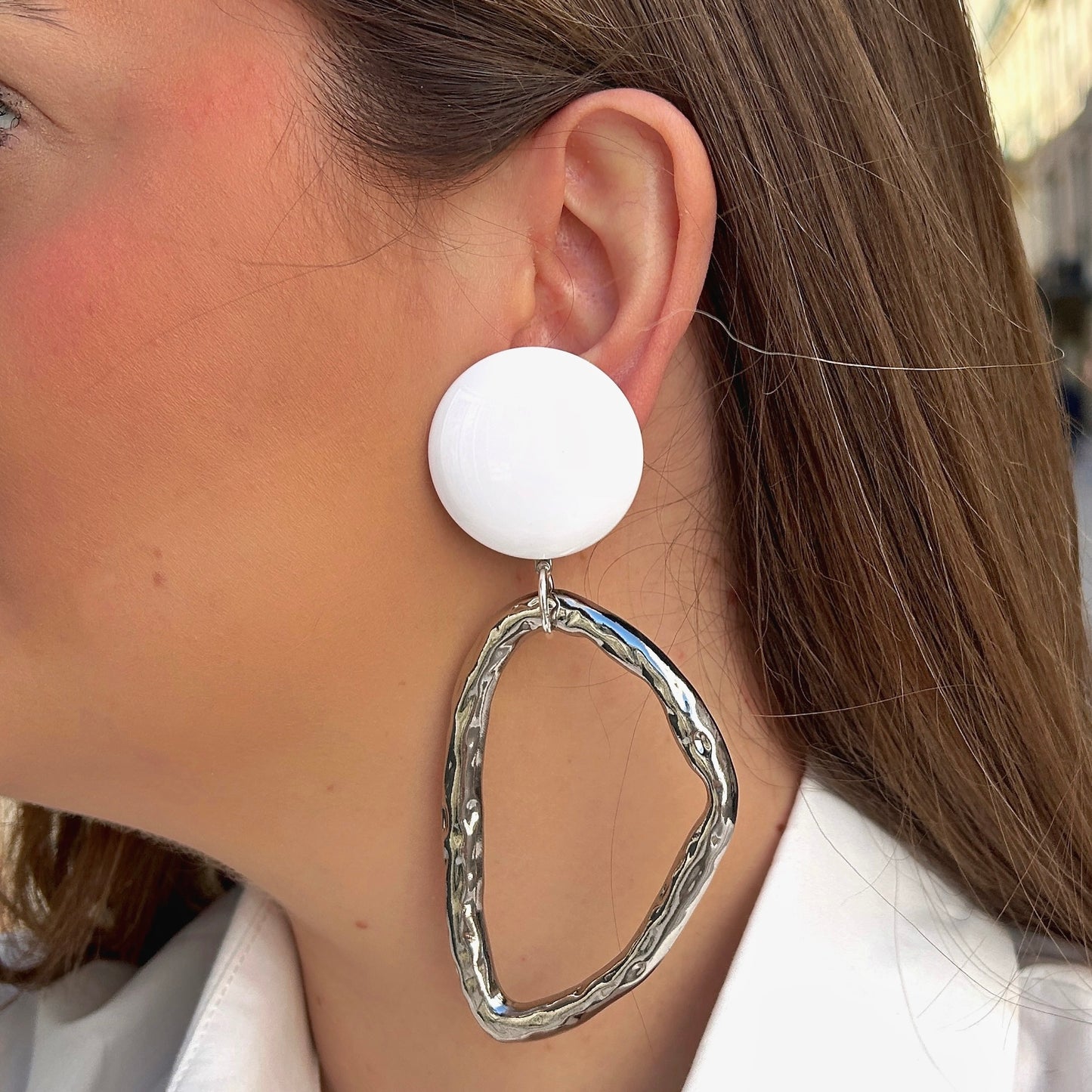 Boucles triangle argentées martelées Francine Bramli Paris portées