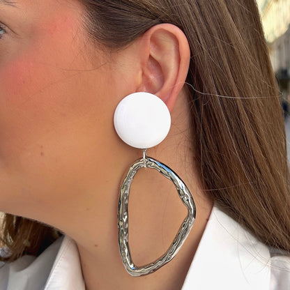 Boucles triangle argentées martelées Francine Bramli Paris portées