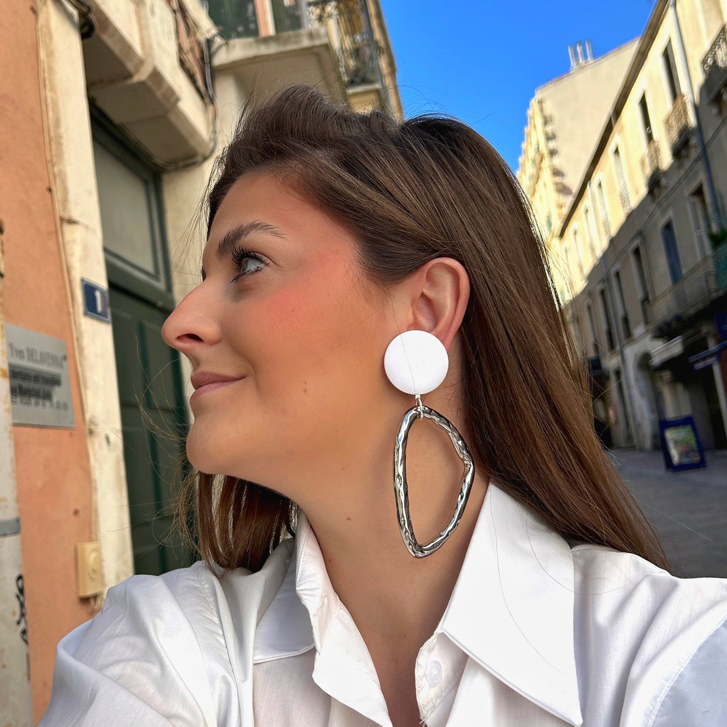 Boucles design modernes argentées et blanches Francine Bramli Paris