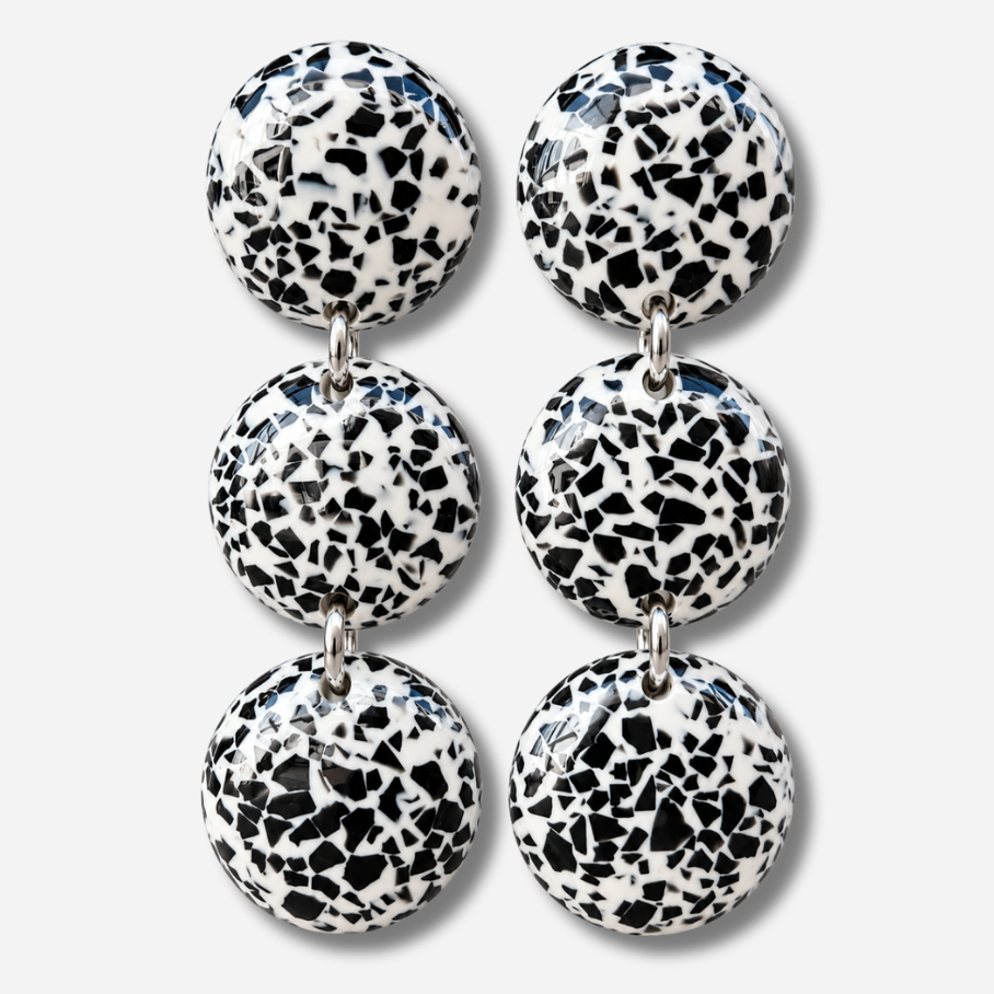 Boucles d’oreilles Triplette Noir et Blanc à clips Francine Bramli Paris, trois disques ronds à motifs mouchetés noirs et blancs.