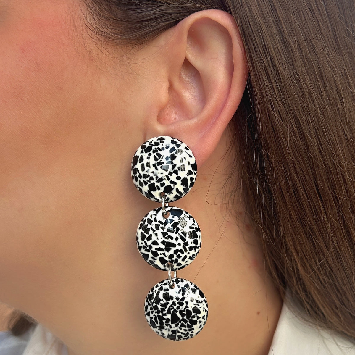 Boucles d’oreilles Triplette Noir et Blanc à clips Francine Bramli Paris, trois disques ronds à motifs mouchetés noirs et blancs.