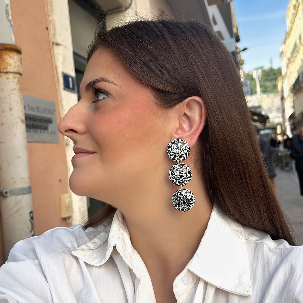 Boucles d’oreilles Triplette Noir et Blanc à clips Francine Bramli Paris, trois disques ronds à motifs mouchetés noirs et blancs.