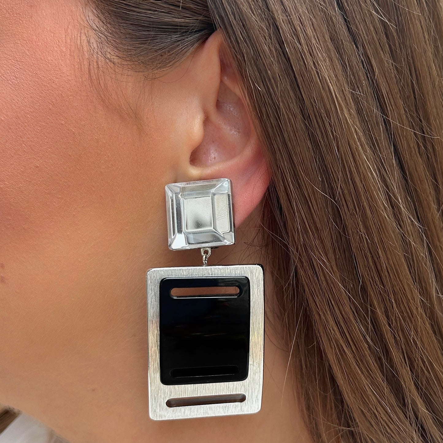 Boucles d'oreilles Ulma Silver Black Francine Bramli en argent brossé et noir au design géométrique contemporain