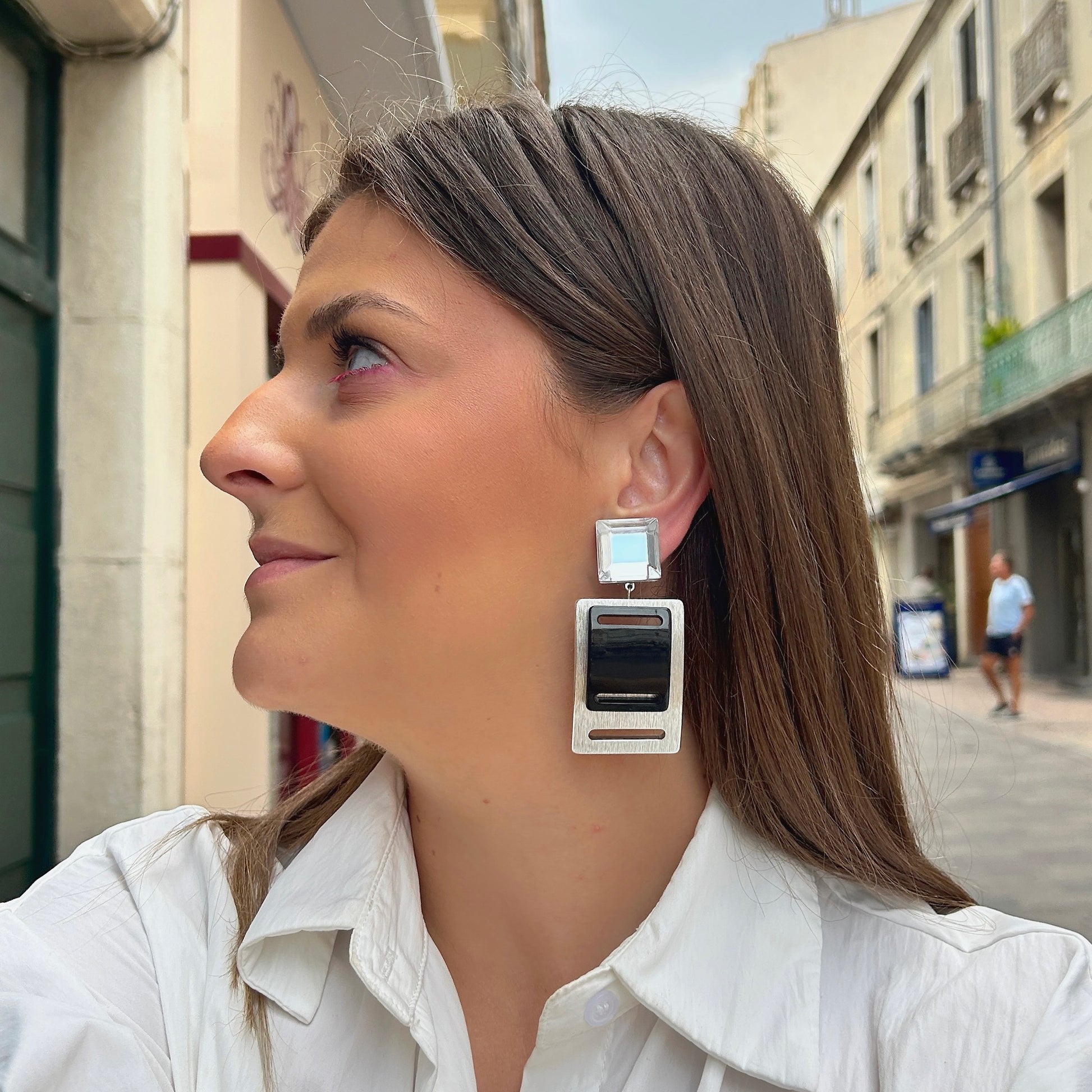 Boucles d'oreilles Ulma Silver Black Francine Bramli en argent brossé et noir au design géométrique contemporain
