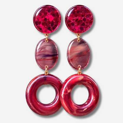 Boucles d’oreilles Vanille Bordeaux à clips Francine Bramli Paris, cabochons ronds pailletés fuchsia, pendentifs ovales marbrés roses et anneaux ajourés bordeaux, Divinity Sète.