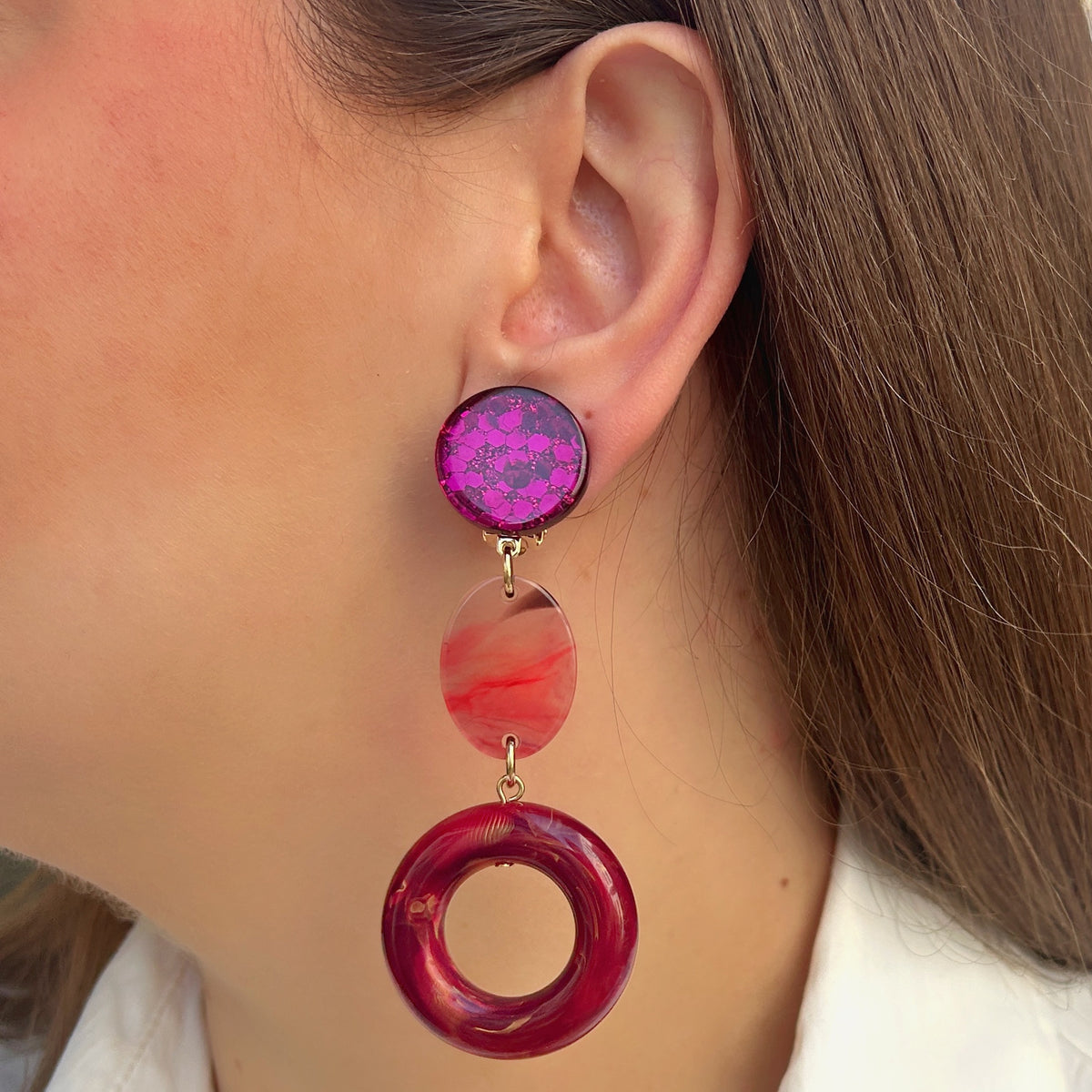 Boucles d’oreilles Vanille Bordeaux à clips Francine Bramli Paris, cabochons ronds pailletés fuchsia, pendentifs ovales marbrés roses et anneaux ajourés bordeaux, Divinity Sète.