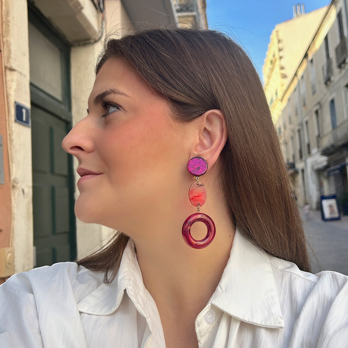 Boucles d’oreilles Vanille Bordeaux à clips Francine Bramli Paris, cabochons ronds pailletés fuchsia, pendentifs ovales marbrés roses et anneaux ajourés bordeaux, Divinity Sète.