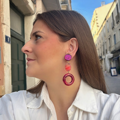 Boucles d’oreilles Vanille Bordeaux à clips Francine Bramli Paris, cabochons ronds pailletés fuchsia, pendentifs ovales marbrés roses et anneaux ajourés bordeaux, Divinity Sète.