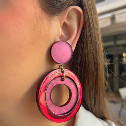 Boucles d’oreilles à clips Veronica Double Bordeaux Francine Bramli Paris, double anneau en résine translucide bordeaux et rose – Divinity Sète