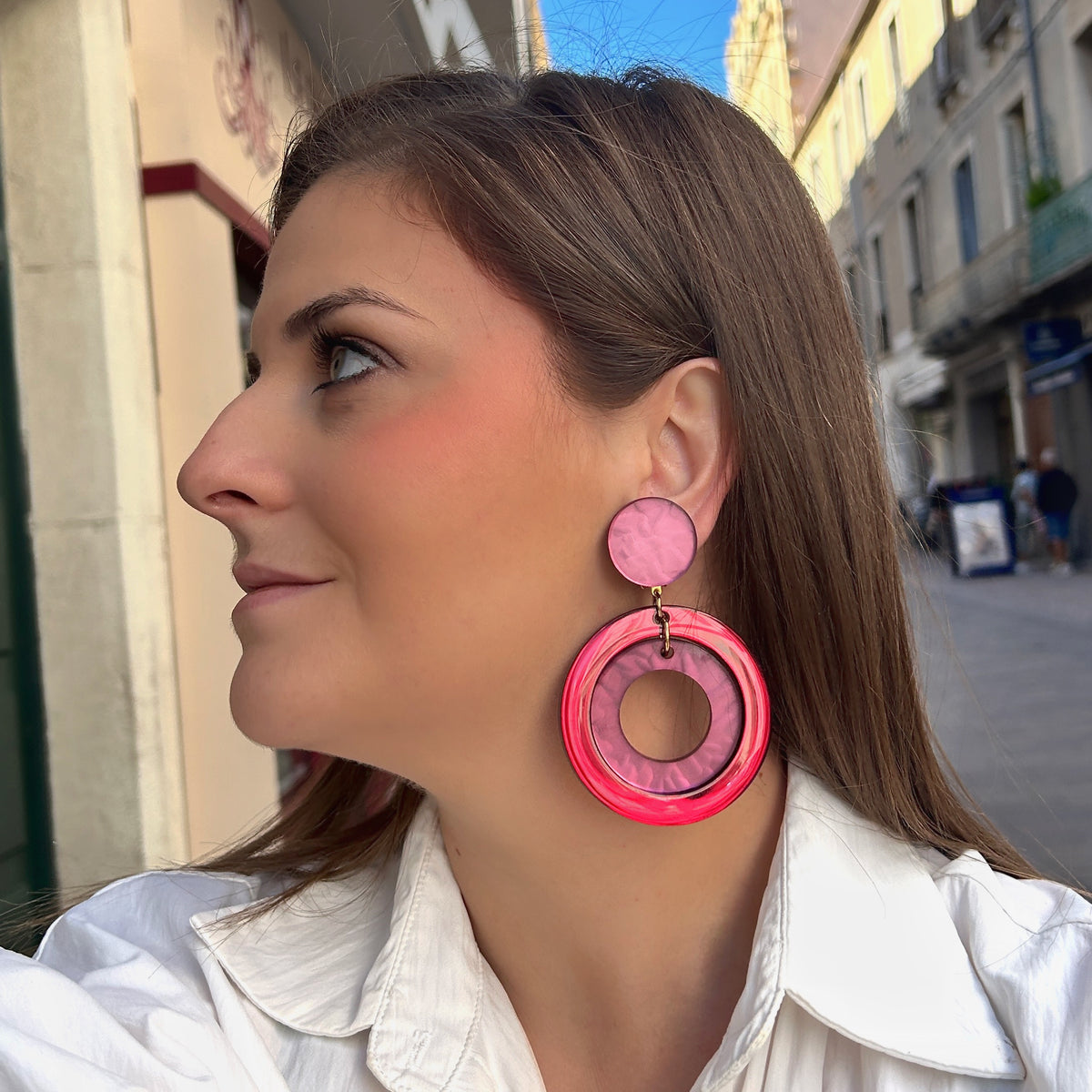 Boucles d’oreilles à clips Veronica Double Bordeaux Francine Bramli Paris, double anneau en résine translucide bordeaux et rose – Divinity Sète