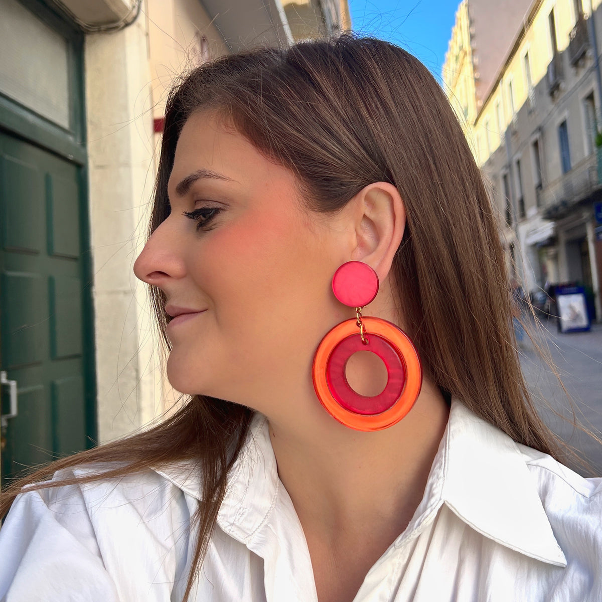 Boucles d’oreilles à clips Veronica Double Rouge Francine Bramli Paris, double anneau en résine translucide orange et rouge framboise – Divinity Sète