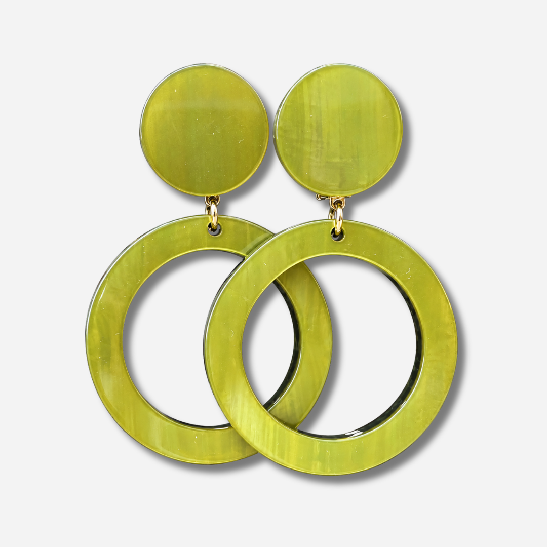 Boucles d’oreilles Veronica Vert à clips Francine Bramli Paris, cabochons ronds vert anis et grands anneaux circulaires ajourés.