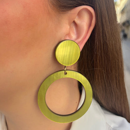 Boucles d’oreilles Veronica Vert à clips Francine Bramli Paris, cabochons ronds vert anis et grands anneaux circulaires ajourés.