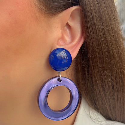 Boucles d’oreilles à clips Veronica XS Bleu Francine Bramli Paris, cabochon rond bleu profond et pendentif circulaire translucide bleu.