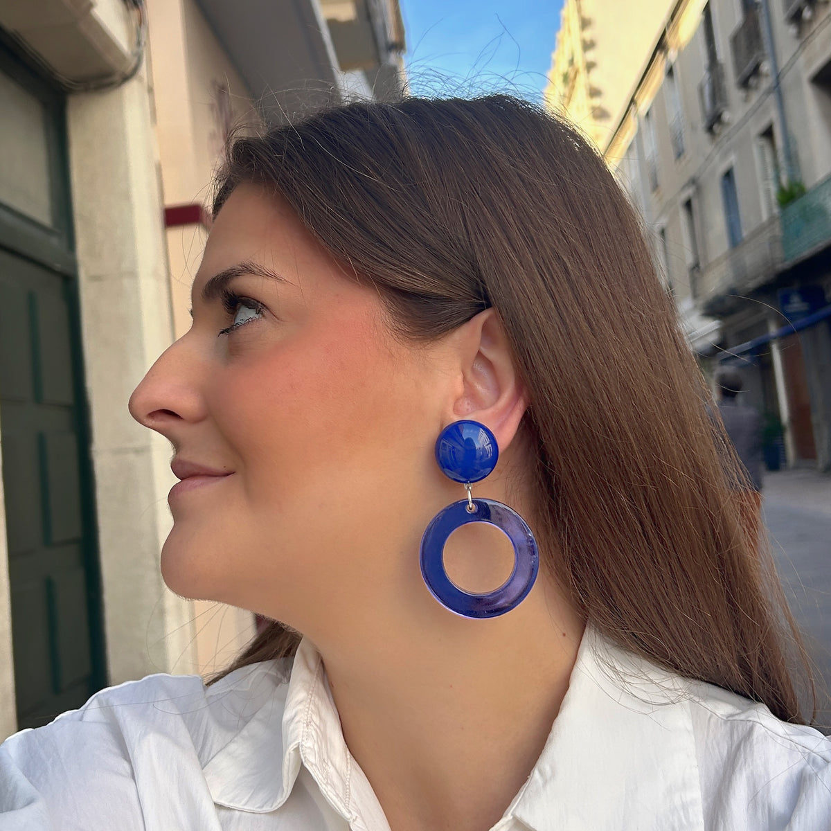 Boucles d’oreilles à clips Veronica XS Bleu Francine Bramli Paris, cabochon rond bleu profond et pendentif circulaire translucide bleu.